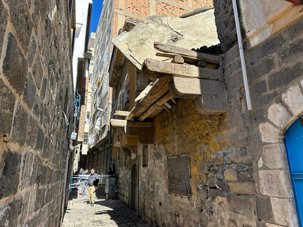 Diyarbakır’da Ağır Hasarlı Evin Çatısı Çöktü!3