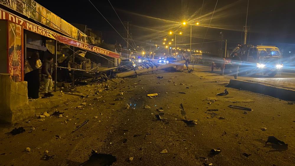 Diyarbakır’da Feci Kaza! Beton Direğe Çarpan Araç Hurdaya Döndü1