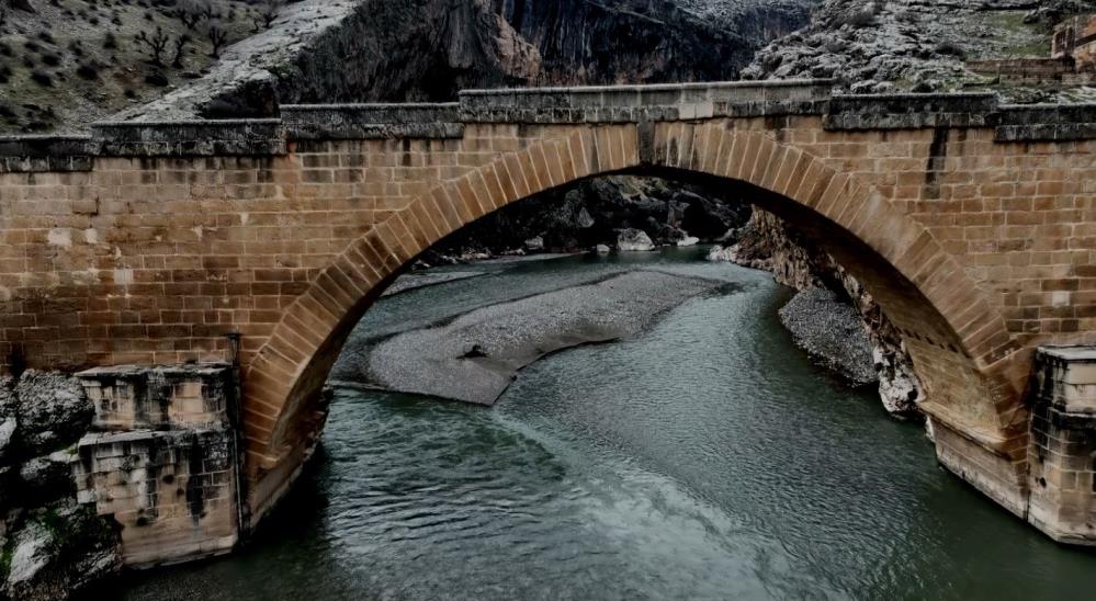 Dünyanın Hâlen Kullanılmakta Olan En Eski Köprülerinden Tarihi Cendere Köprüsü 7,7 Şiddetindeki Depremlere Meydan Okuyor1