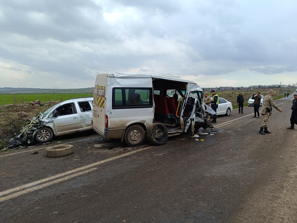 Siverek Çermik Karayolunda Yolcu Minibüsü Ile 2Otomobil Çarpıştı 6 Yaralı