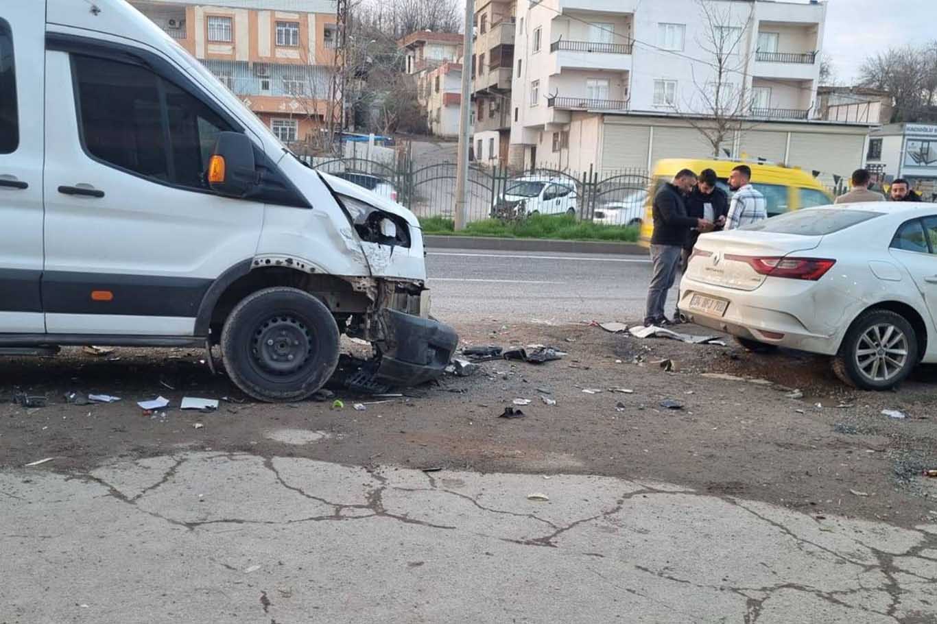 Diyarbakır’da 5 Aracın Karıştığı Zincirleme Kaza 3 Yaralı 4