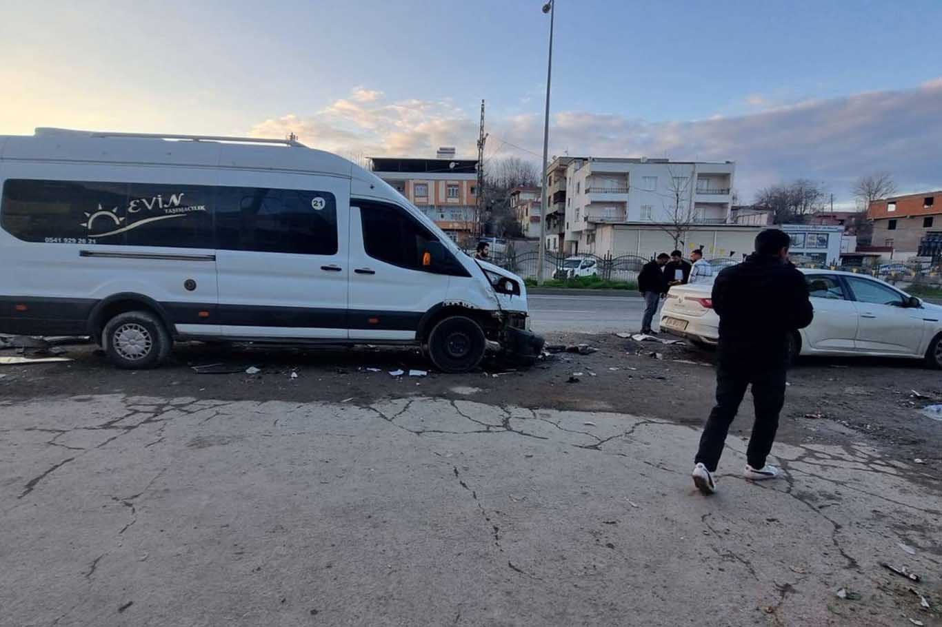 Diyarbakır’da 5 Aracın Karıştığı Zincirleme Kaza 3 Yaralı