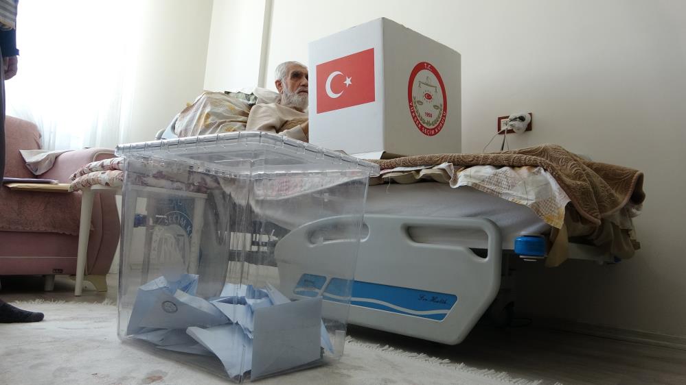Diyarbakır’da Evlere Götürülenseyyar Sandık Ile Oy Kullandılar