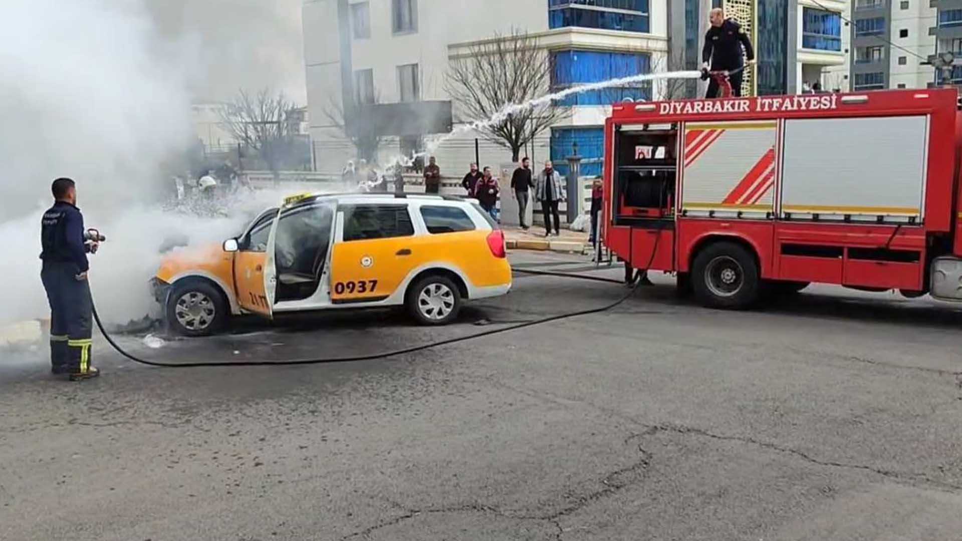 Diyarbakır’da Hafif Ticari Ile Çarpışan Taksi Alev Aldı 1