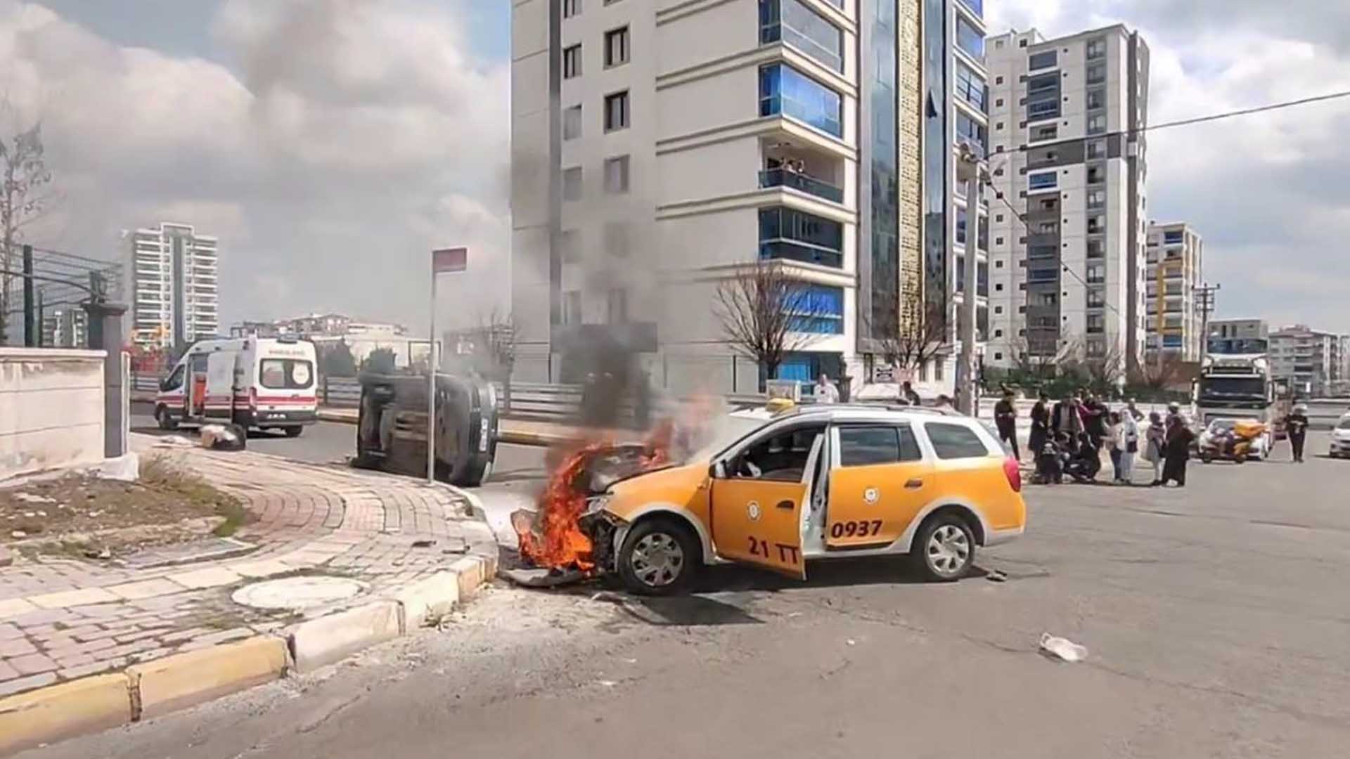 Diyarbakır’da Hafif Ticari Ile Çarpışan Taksi Alev Aldı 2
