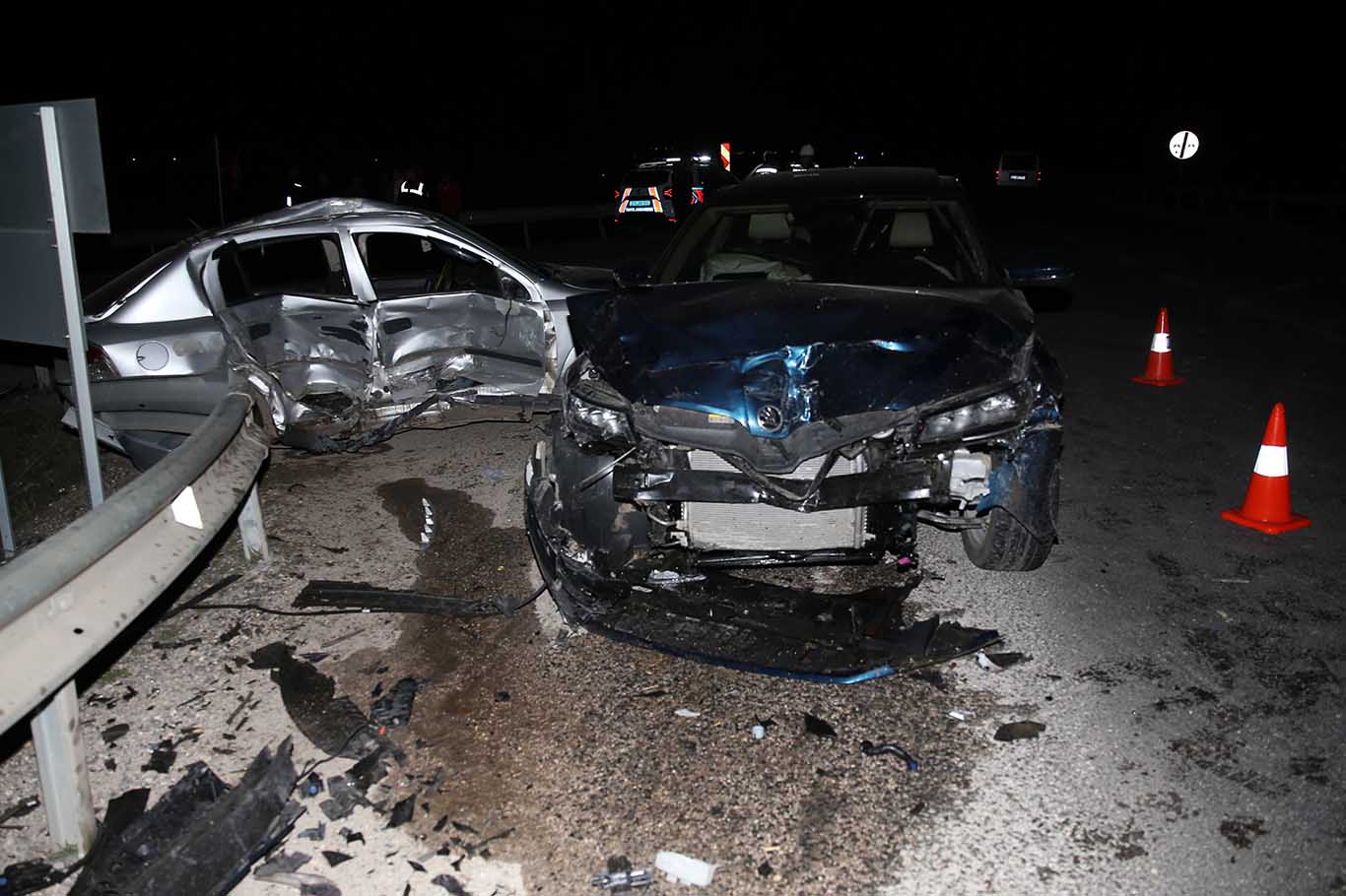 Diyarbakır'da Iki Otomobil Çarpıştı! 1 Ölü, 3 Yaralı (1)