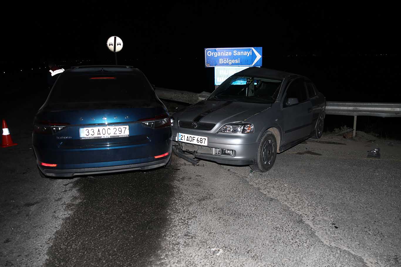 Diyarbakır'da Iki Otomobil Çarpıştı! 1 Ölü, 3 Yaralı (3)