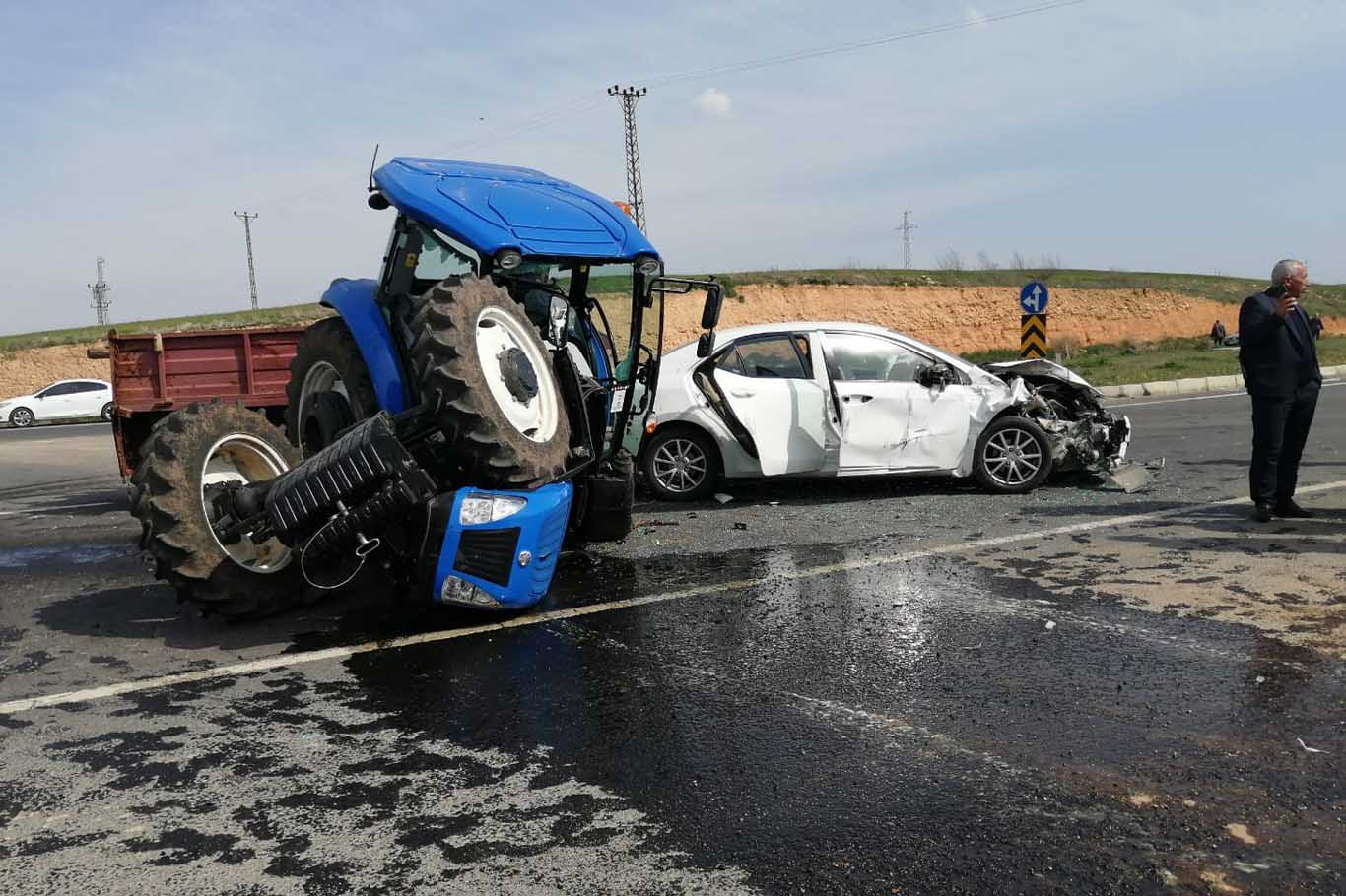 Diyarbakır’da Otomobil Ve Traktörün Çarpıştığı Kazada 5 Kişi Yaralandı