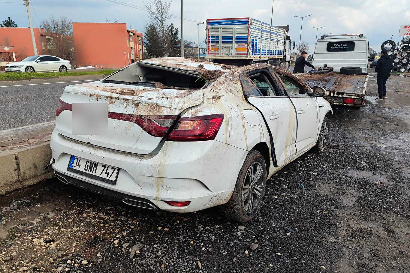Diyarbakır’da Sürücüsünün Kontrolünden Çıkan Otomobil Şarampole Uçtu 1