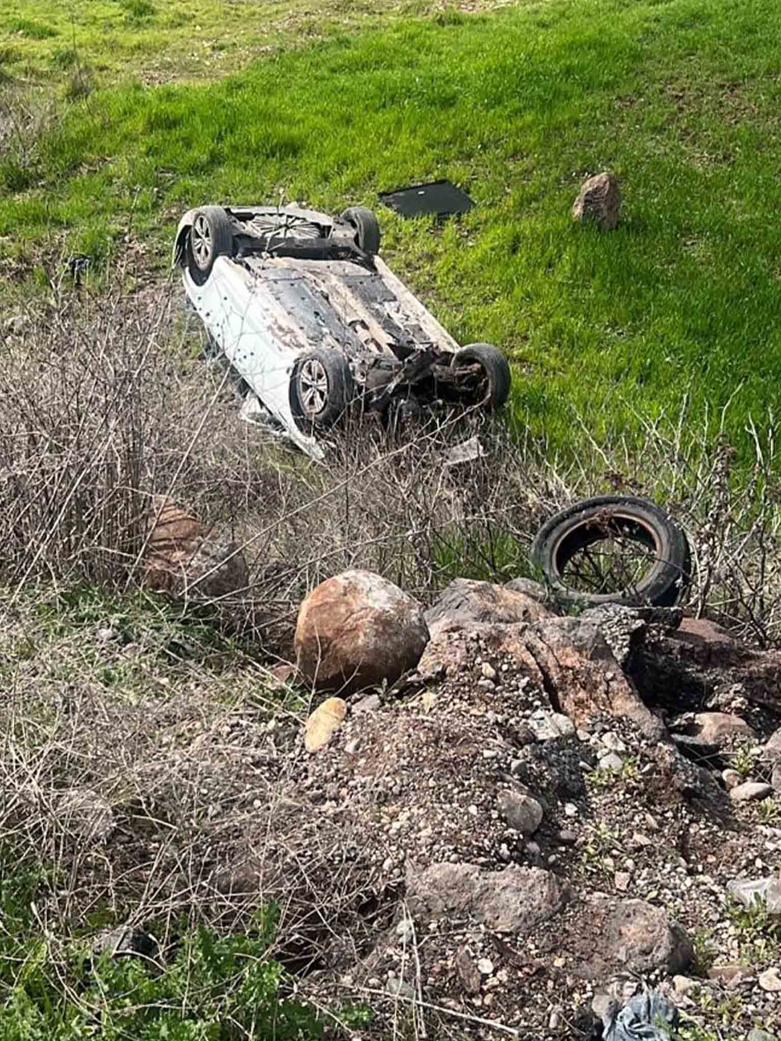 Diyarbakır’da Sürücüsünün Kontrolünden Çıkan Otomobil Şarampole Uçtu