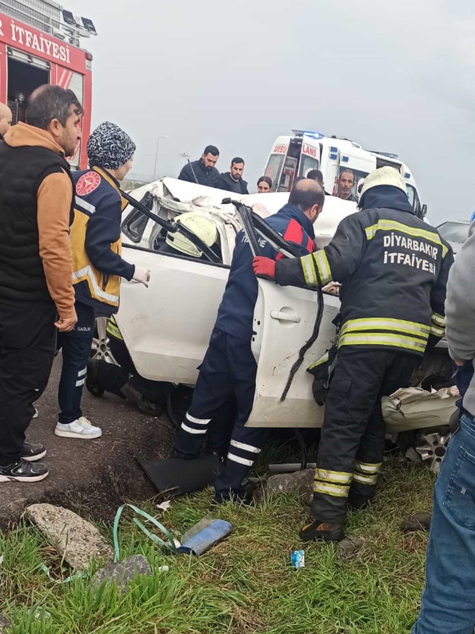 Diyarbakır’da Takla Atan Otomobilde 2 Kişi Yaralandı 3
