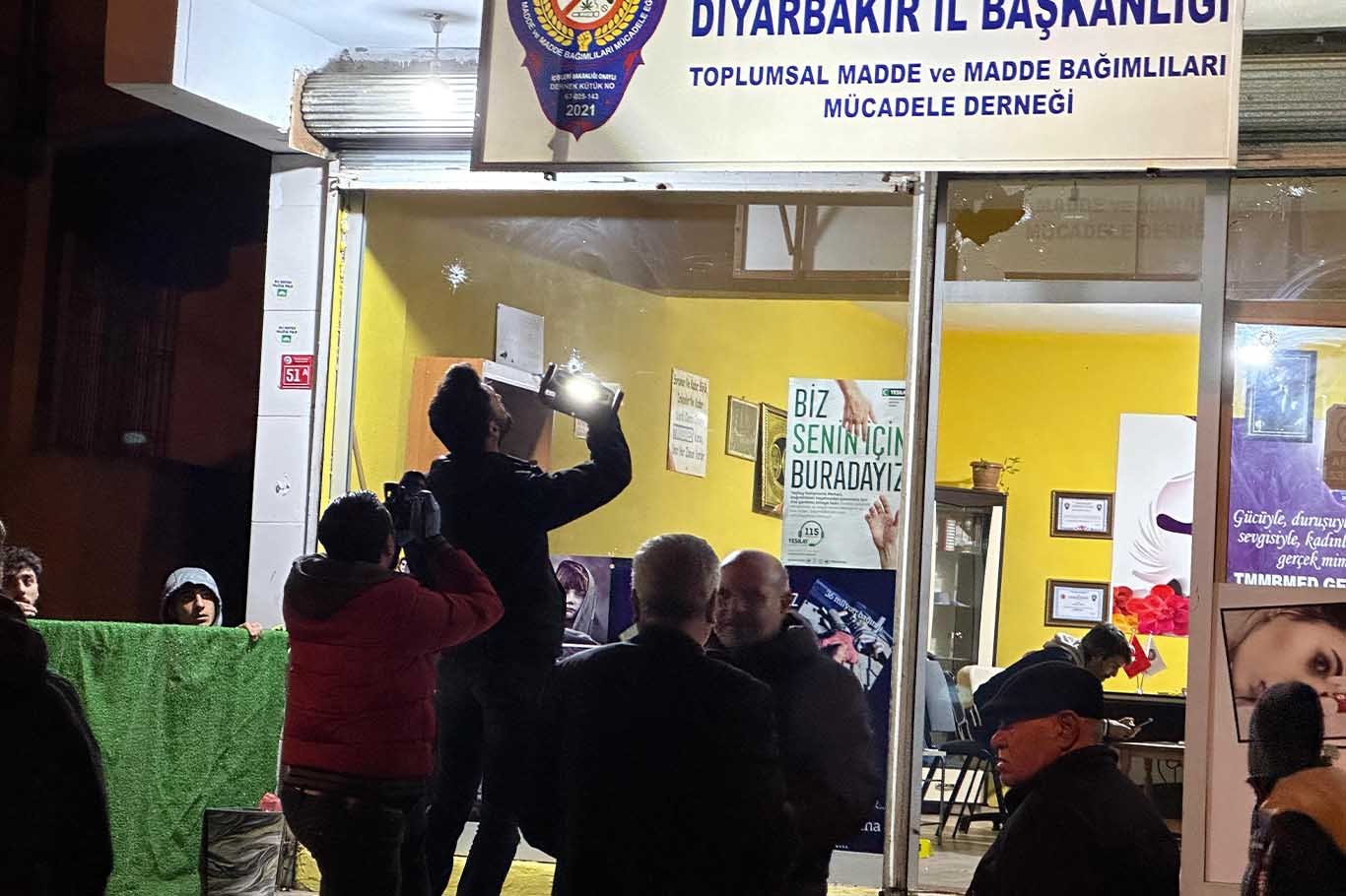 Diyarbakır’da Uyuşturucu Ile Mücadele Derneğinde Silahlı Kavga 2 Yaralı 5
