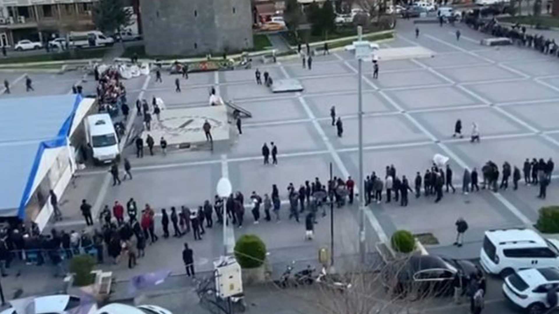 Diyarbakır’da Uzun Kuyruklar Oluştu 5