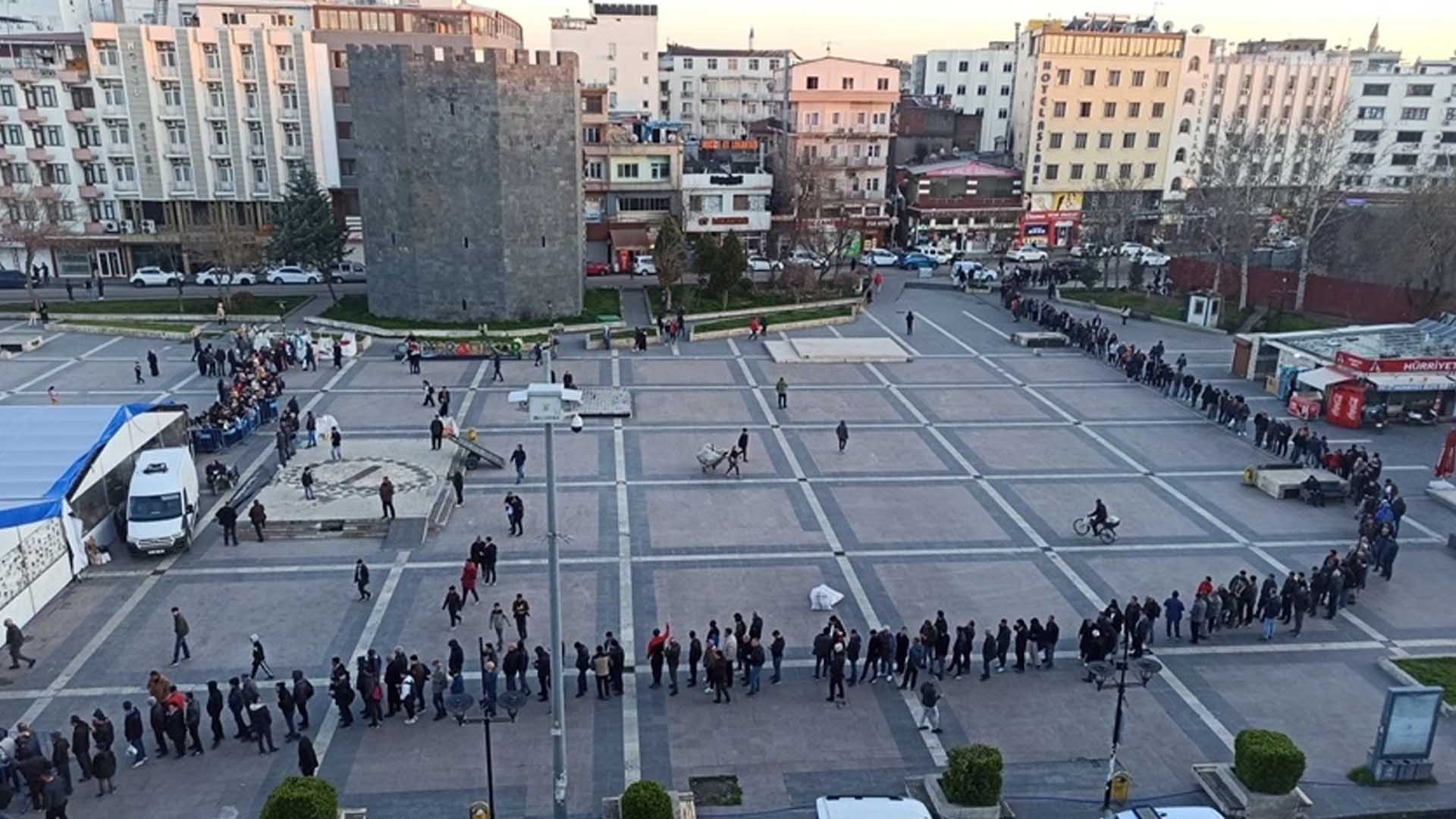 Diyarbakır’da Uzun Kuyruklar Oluştu 6