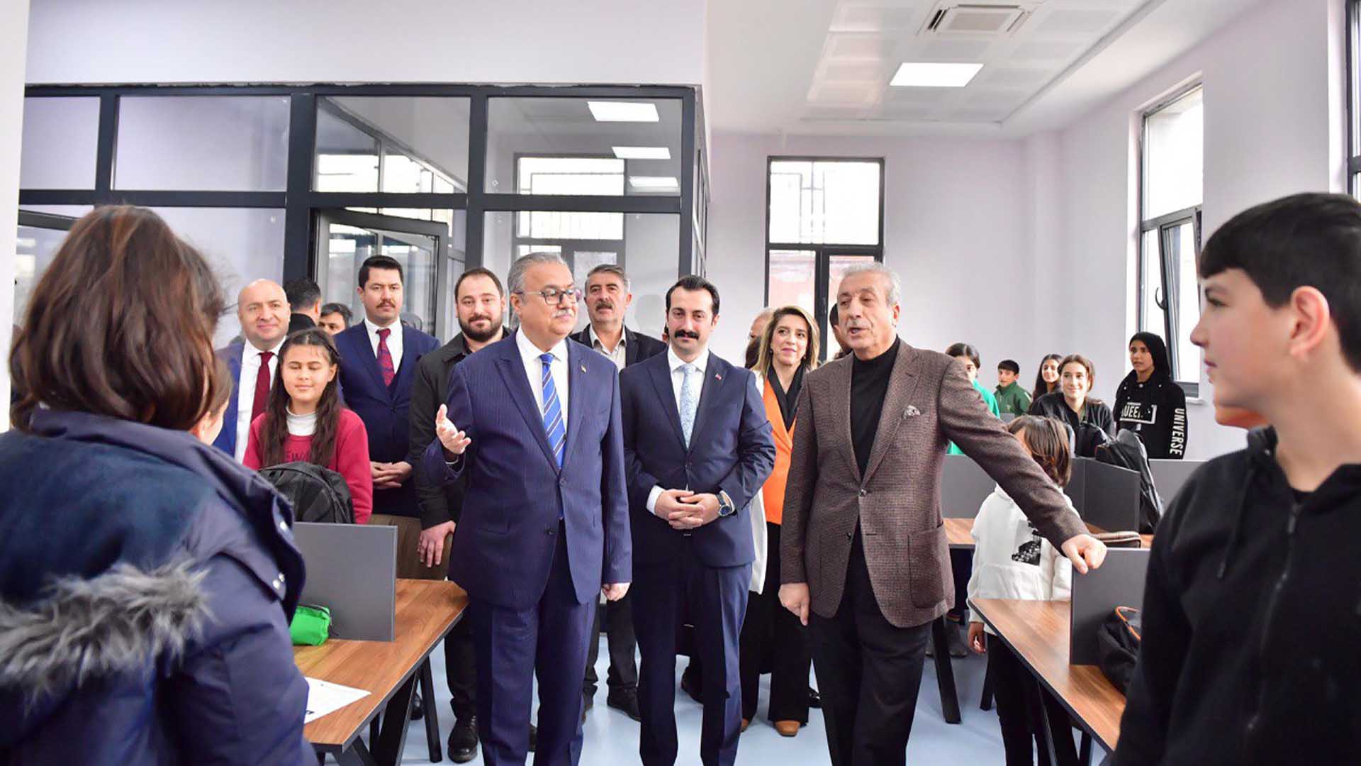 Diyarbakır’da Yeni Bilgi Evi Ve Akademi Lise Açıldı