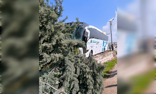Mardin’de Yolcu Otobüsünün Evin Duvarına Girdiği Anlar Güvenlik Kamerasına Yansıdı1