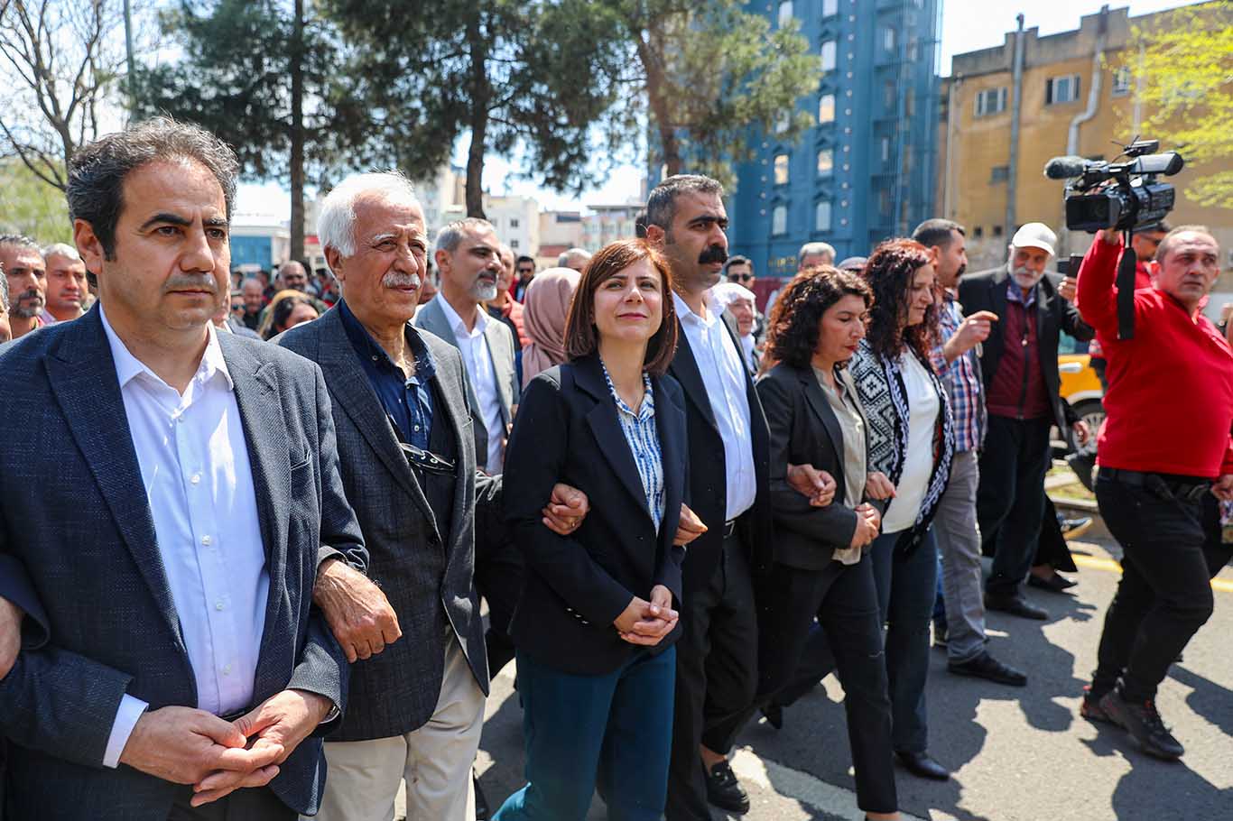 Diyarbakır Büyükşehir Belediye Başkanı Serra Bucak Küçük Mazbatasını Aldı 2