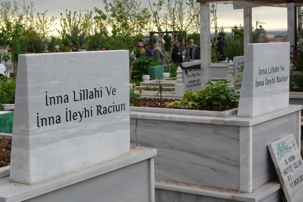 Diyarbakır, Deprem Mezarlığında Gözyaşları Ile Dua Etti