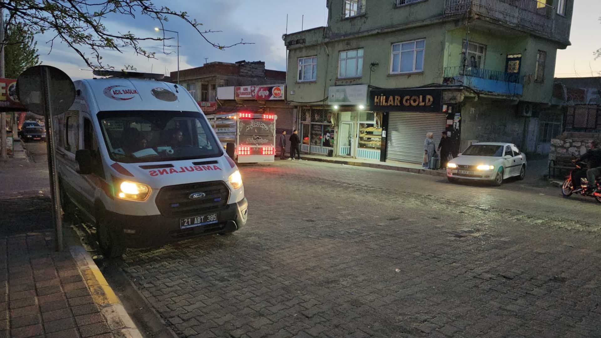 Diyarbakır’da Aileler Arasında Silahlı Bıçaklı Kavga 1 Ölü, 7 Yaralı 5