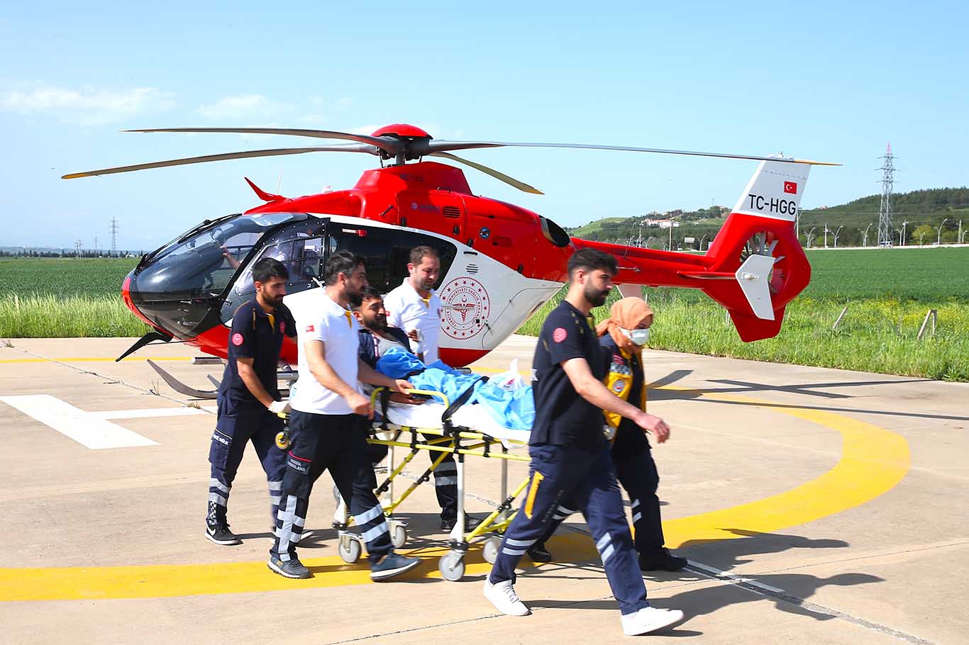 Diyarbakır'da Ambulans Helikopter Parmağı Kopan Genç Için Havalandı 2