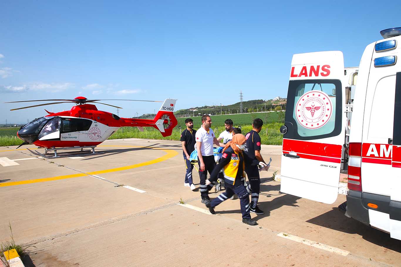 Diyarbakır'da Ambulans Helikopter Parmağı Kopan Genç Için Havalandı 3