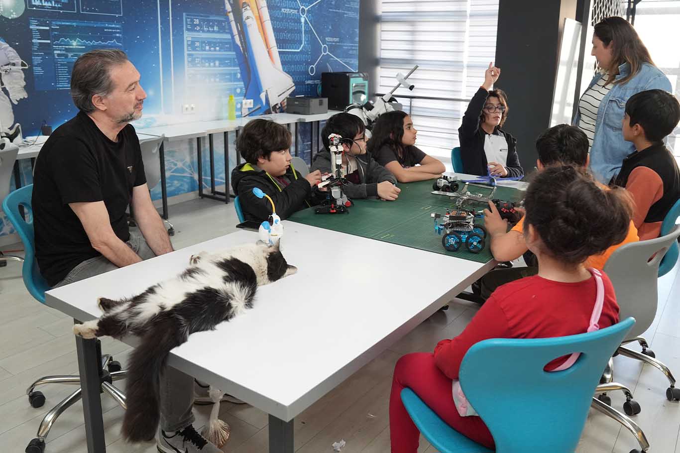 Diyarbakır'da Çocukların Kedisi Laboratuvarın Einsteinı Oldu 6