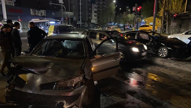Diyarbakır’da Iki Otomobilçarpıştı 4 Yaralı