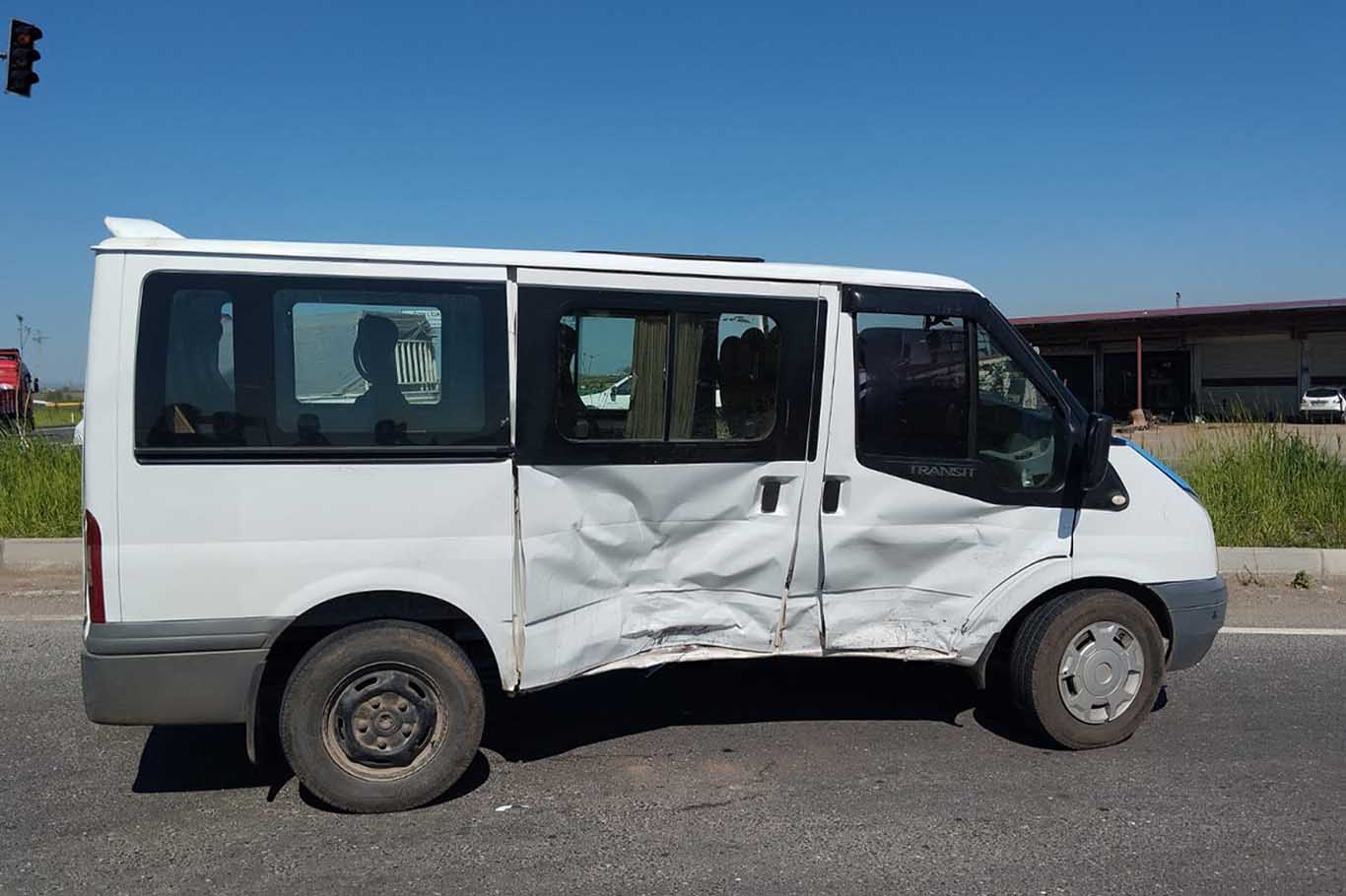 Diyarbakır'da Minibüs Ile Otomobil Çarpıştı 3