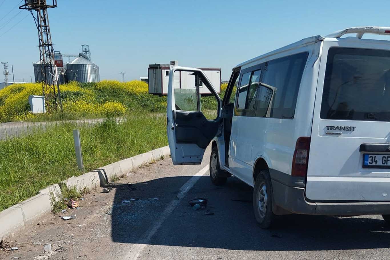 Diyarbakır'da Minibüs Ile Otomobil Çarpıştı 4