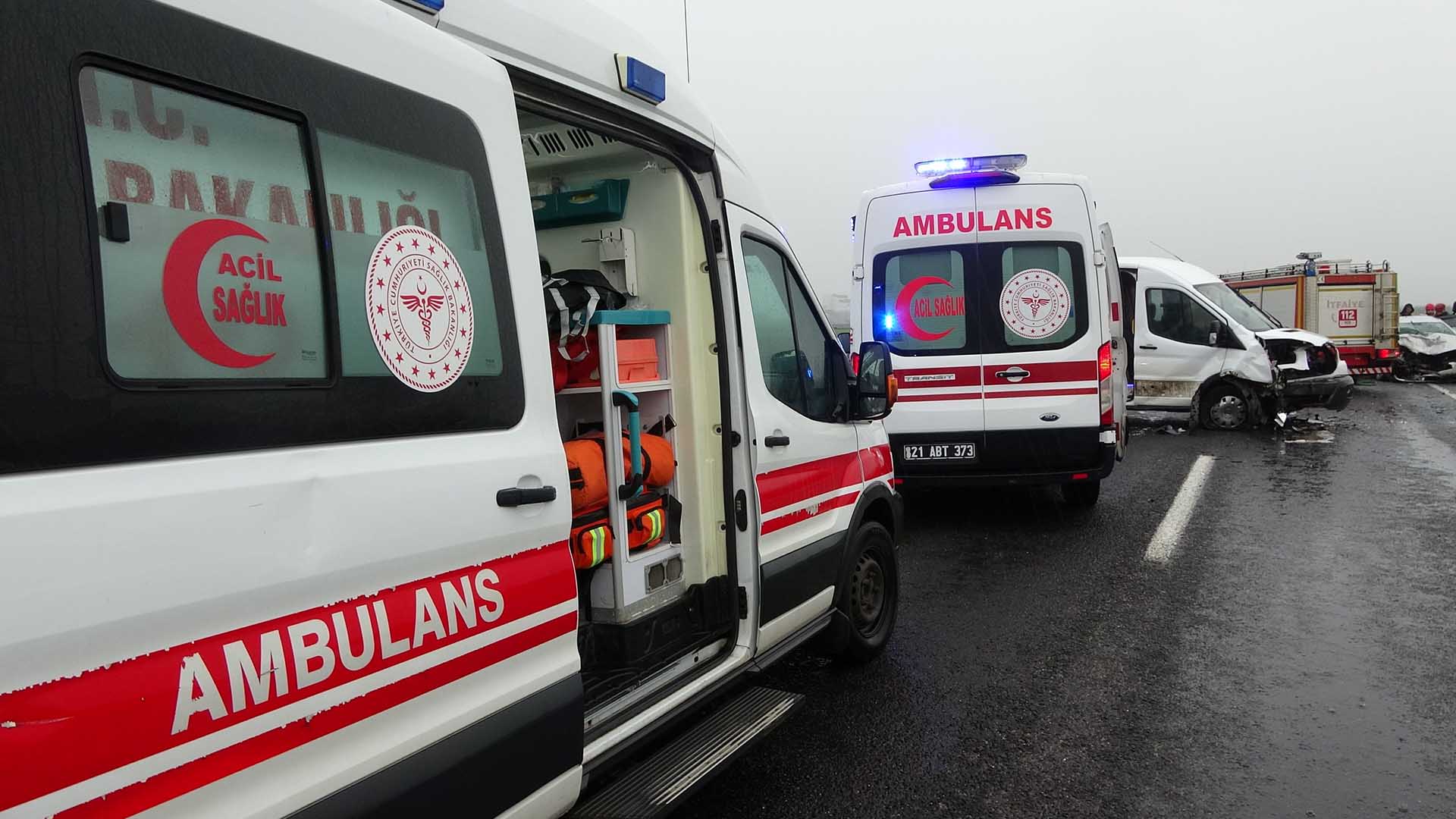 Diyarbakır’da Otomobil Ile Minibüs Çarpıştı 3 Ölü, 2 Ağır Yaralı 1