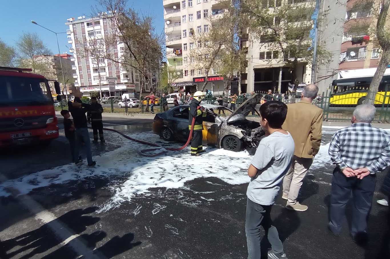 Diyarbakır’da Seyir Halindeki Ticari Taksi Alev Aldı 8
