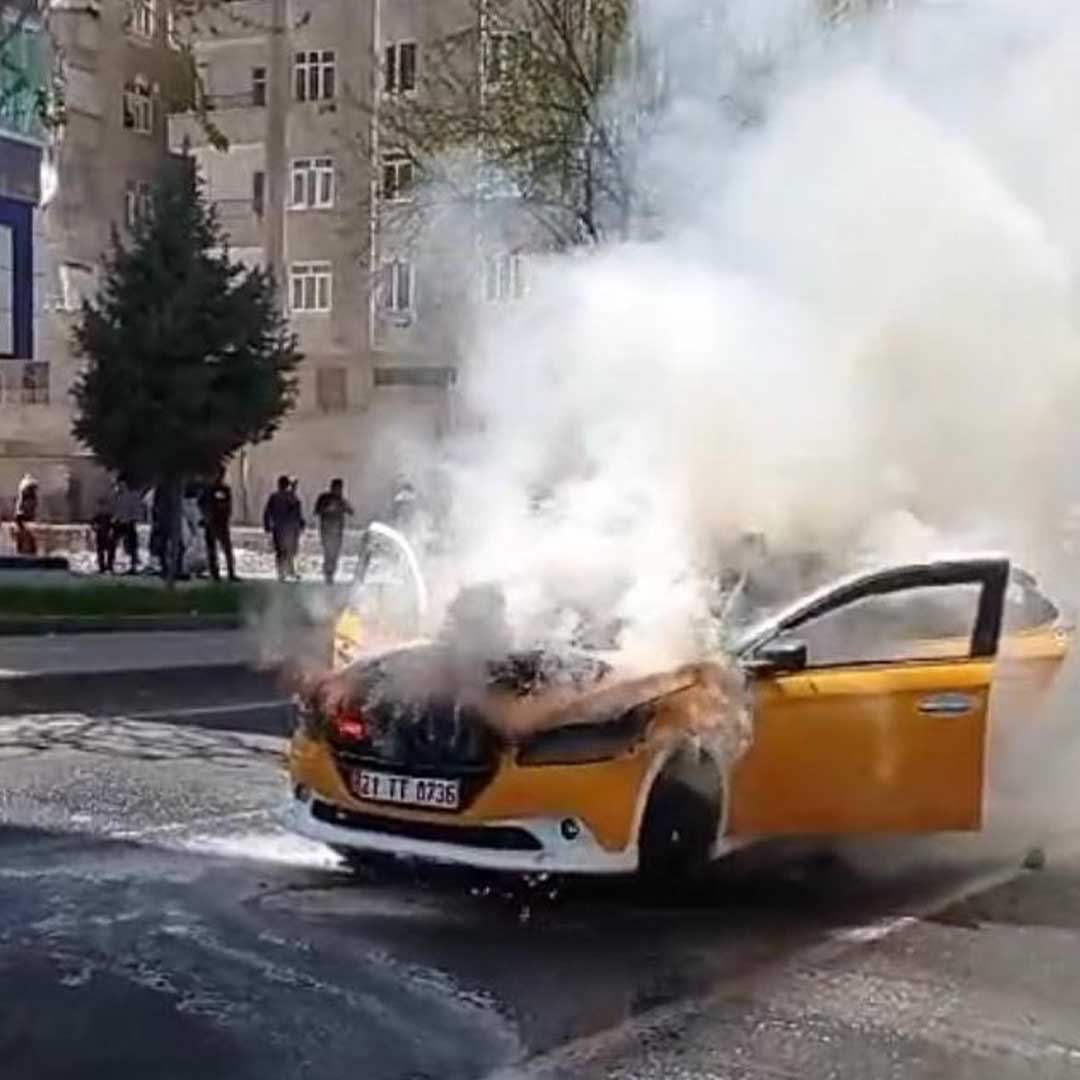 Diyarbakır’da Ticari Taksi Alev Alev Yandı 3