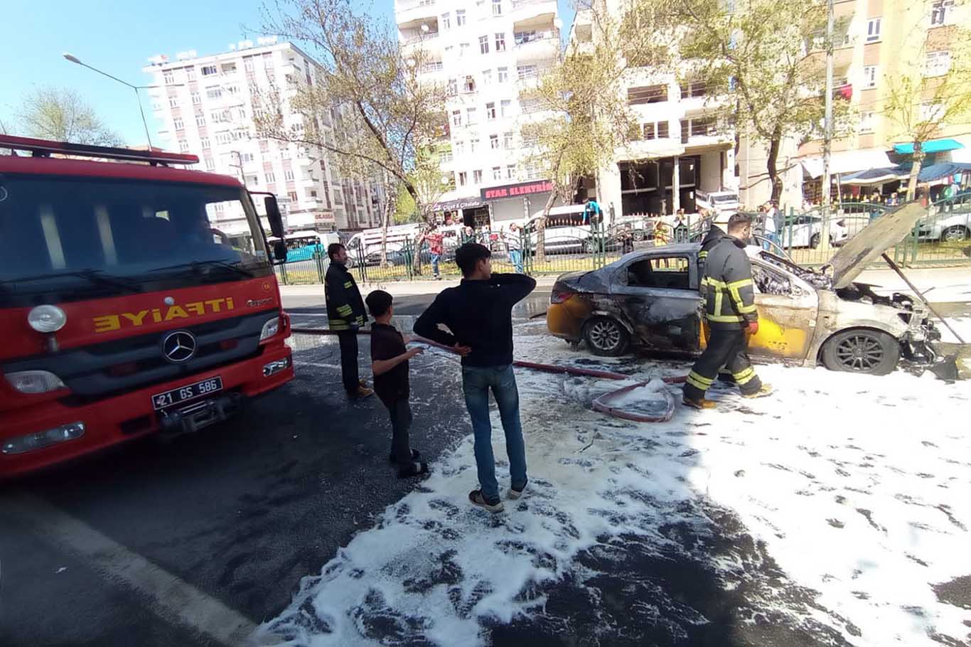 Diyarbakır’da Ticari Taksi Alev Alev Yandı 5