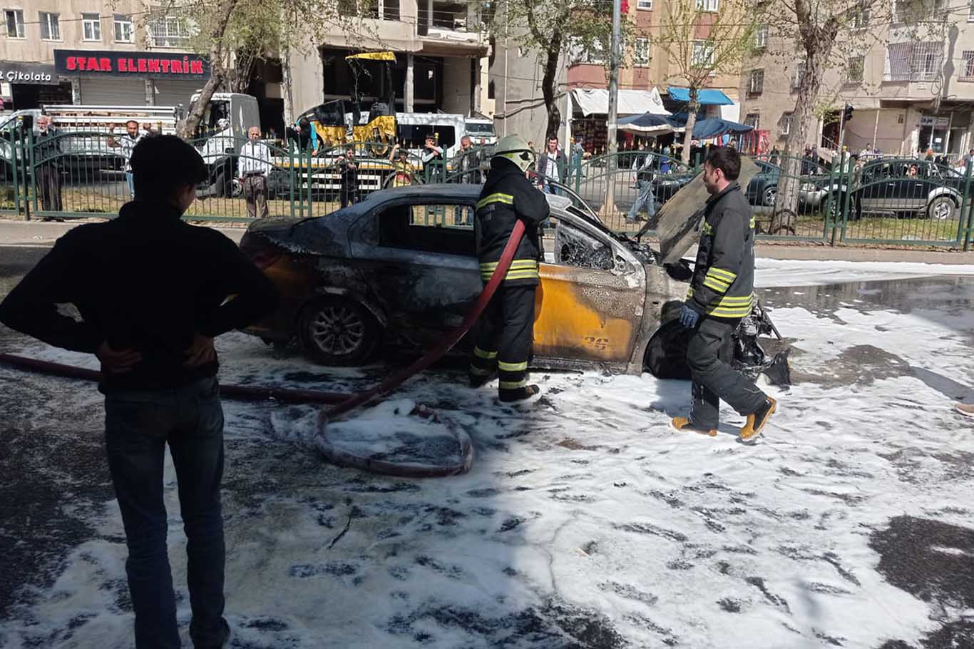 Diyarbakır’da Ticari Taksi Alev Alev Yandı 6