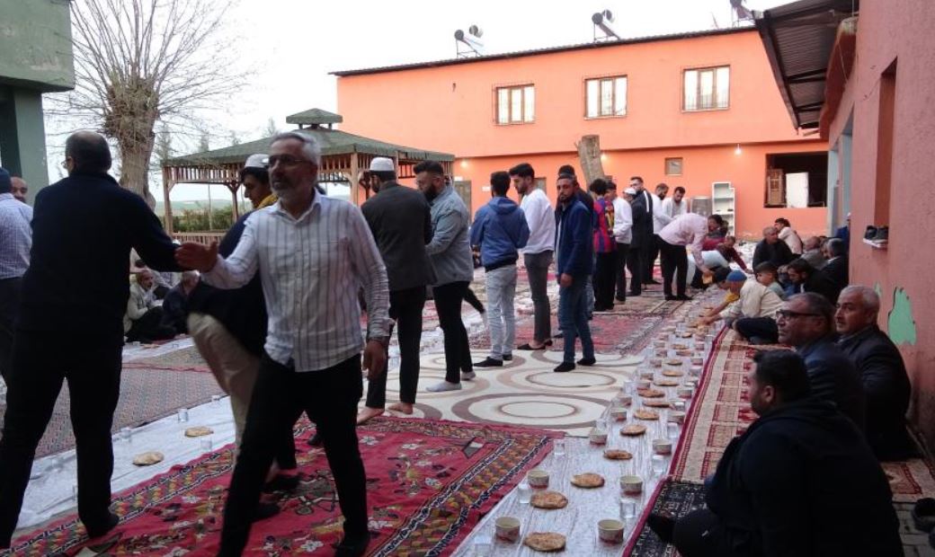 Diyarbakır’da Yüzlerce Medrese Talebesi Iftarda Bir Araya Geldi1