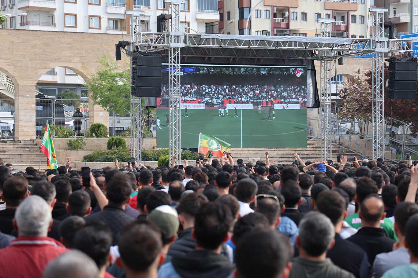 Diyarbakırlılar Maçı Dev Ekranda Izledi 10