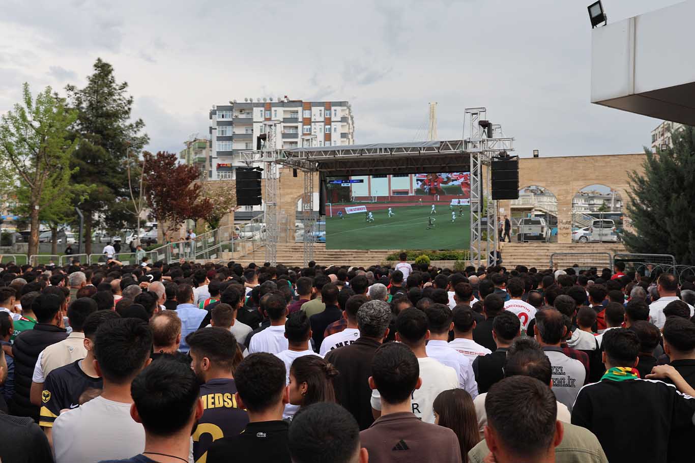 Diyarbakırlılar Maçı Dev Ekranda Izledi 9
