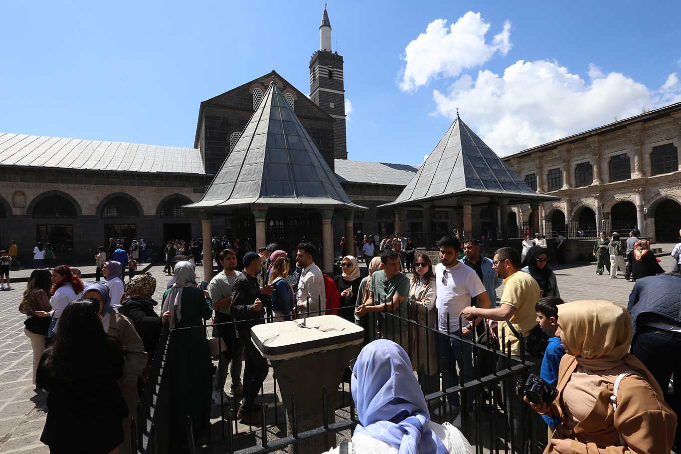Yerli Ve Yabancı Turistler Bayramda Diyarbakır’a Akın Etti 6