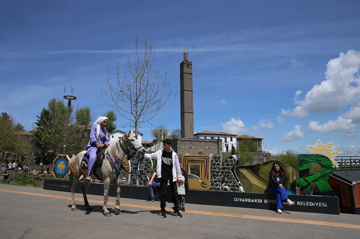 Yerli Ve Yabancı Turistler Bayramda Diyarbakır’a Akın Etti