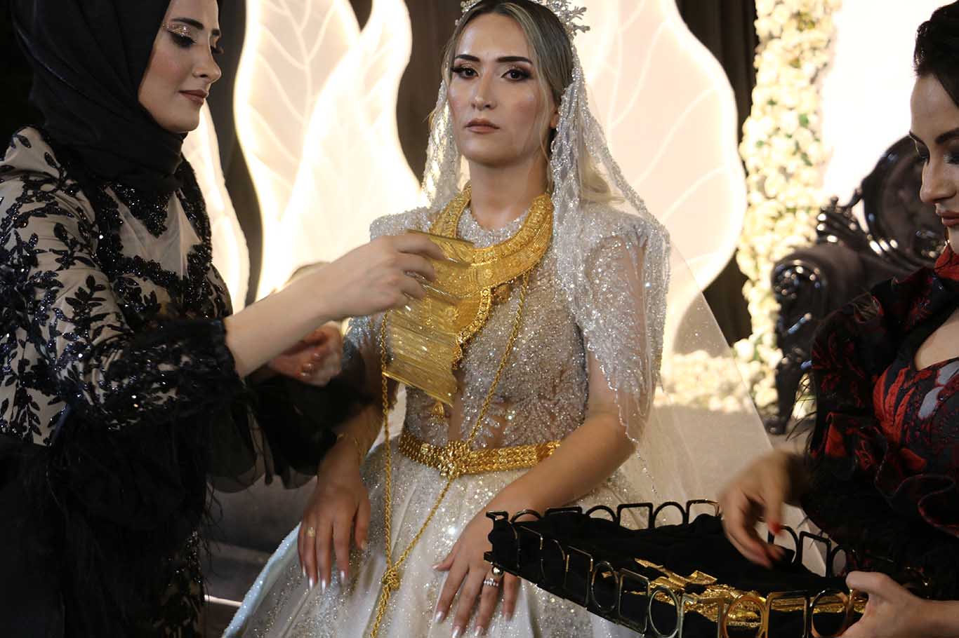Aşiret Düğününde Saatlerce Dolar Ve Türk Lirası Saçıldı, Takılar Valizlerle Taşındı 1