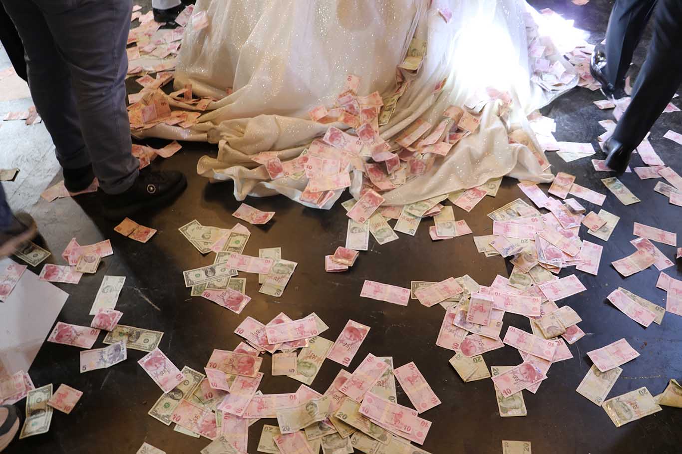 Aşiret Düğününde Saatlerce Dolar Ve Türk Lirası Saçıldı, Takılar Valizlerle Taşındı 4