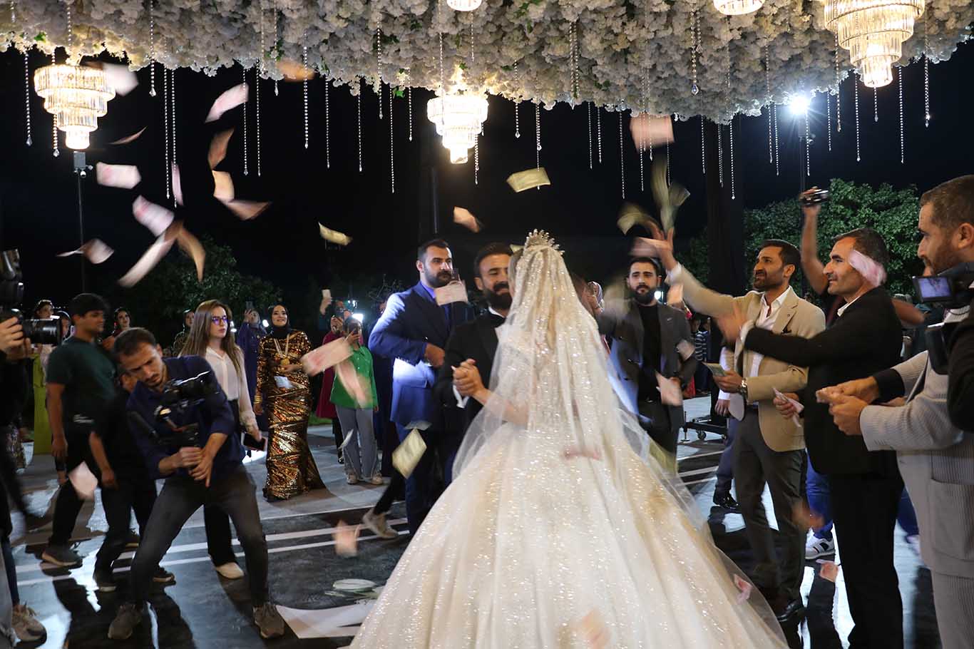 Aşiret Düğününde Saatlerce Dolar Ve Türk Lirası Saçıldı, Takılar Valizlerle Taşındı 6