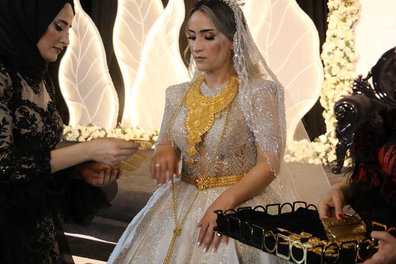 Aşiret Düğününde Saatlerce Dolar Ve Türk Lirası Saçıldı, Takılar Valizlerle Taşındı