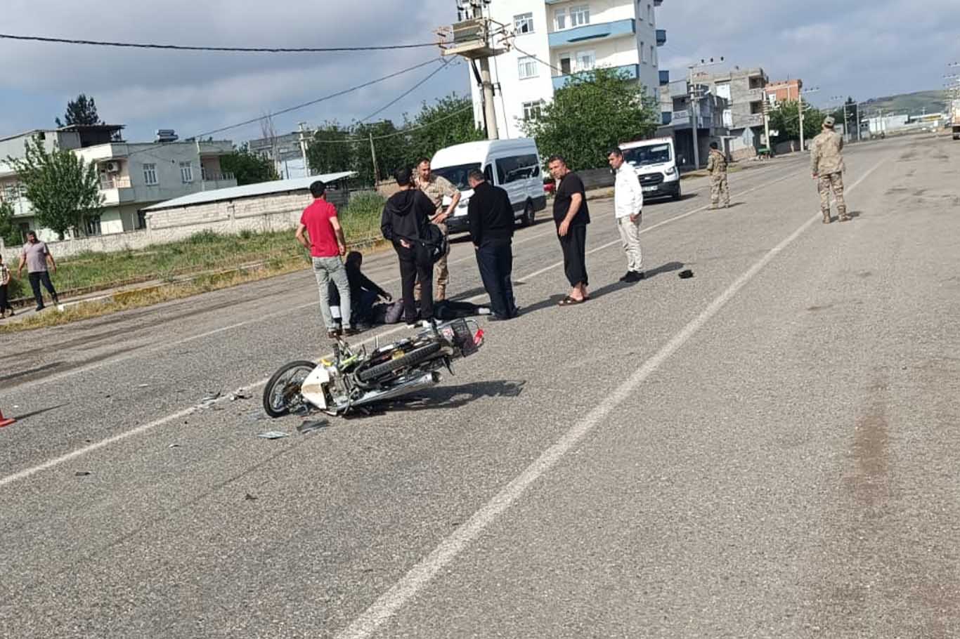 Bismil’de Otomobil Ile Çarpışan Motosikletin Sürücüsü Yaralandı 8