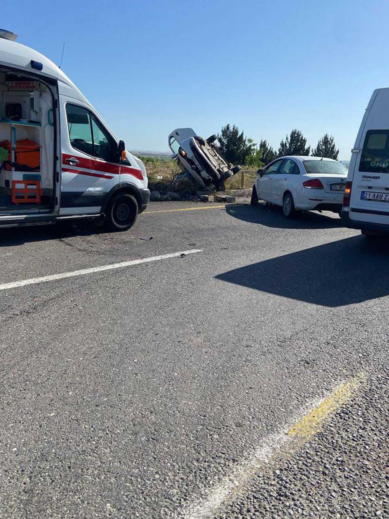 Diyarbakır Bismil Yolunda 2 Otomobil Kafa Kafaya Çarpıştı 1’I Ağır 4 Yaralı 2
