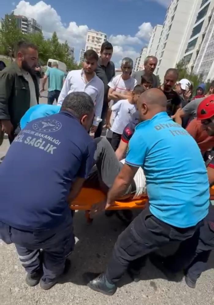 Diyarbakır’da Iki Otomobil Çarpıştı! Sıkışan Şahsı Itfaiye Ekipleri Çıkarttı