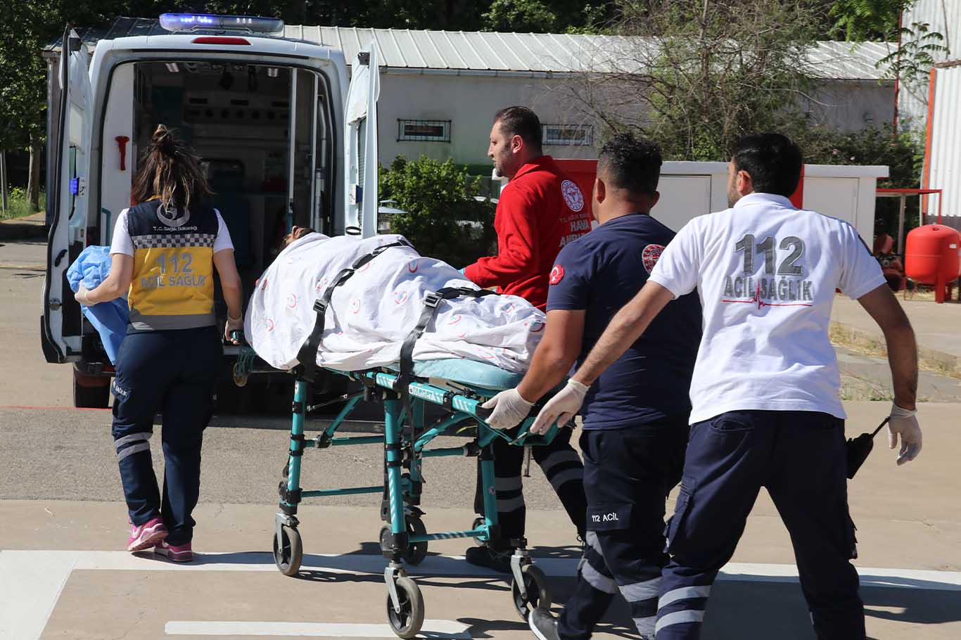 Diyarbakır'da Kalça Kemiği Kırılan Genç Ambulans Helikopterle Sevk Edildi 2