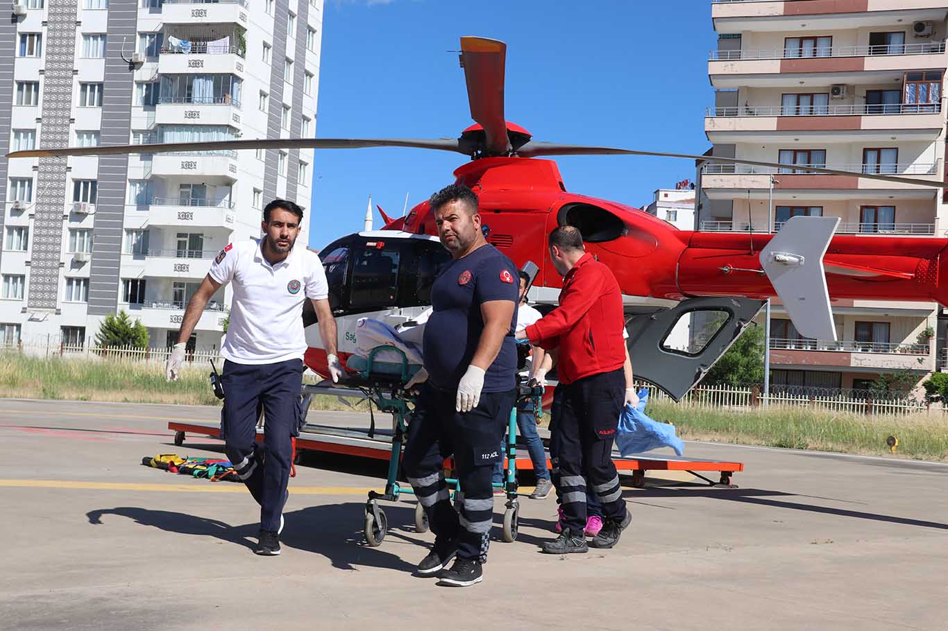 Diyarbakır'da Kalça Kemiği Kırılan Genç Ambulans Helikopterle Sevk Edildi 3