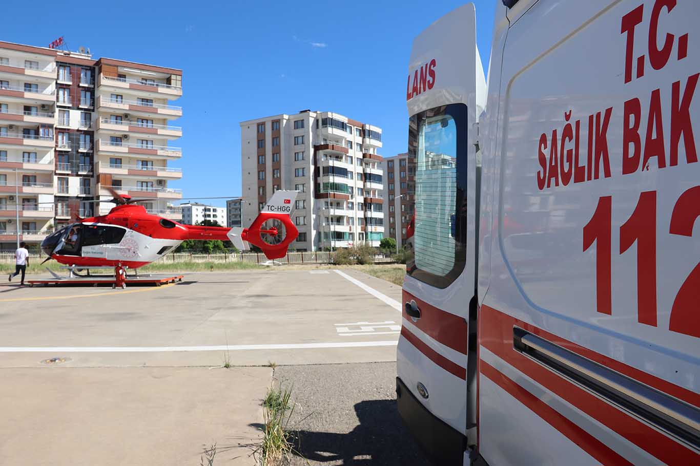 Diyarbakır'da Kalça Kemiği Kırılan Genç Ambulans Helikopterle Sevk Edildi 4