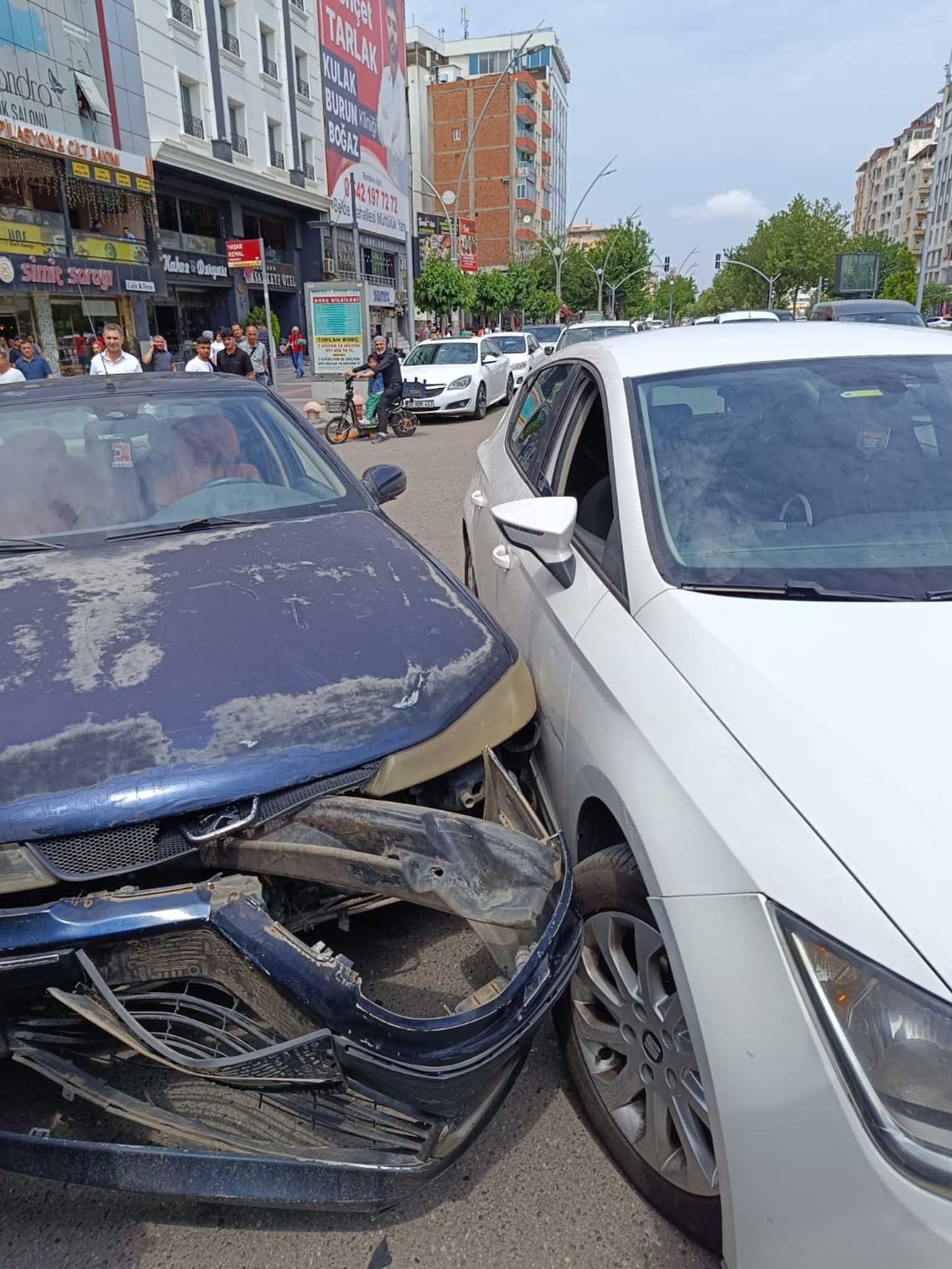 Kaza Yapan Kadın Sürücü, Çevredekilere Küfür Edip 'Trafik Dersi' Verdi 5